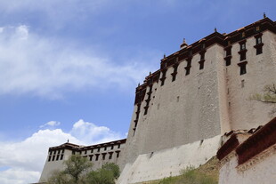 雄伟布达拉宫 蓝天白云下