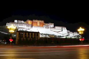 布达拉宫夜景璀璨迷人