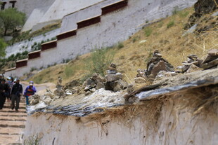 布达拉宫旁的破损墙体