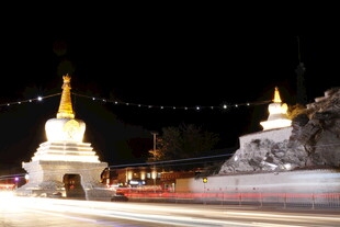 夜晚璀璨的佛塔景观