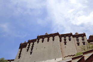 雄伟布达拉宫蓝天白云下