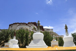 布达拉宫前的白塔景观
