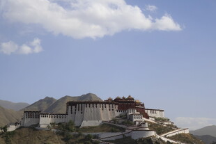 雄伟布达拉宫屹立山间