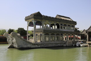 古运河上的中式精美石舫