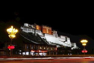 布达拉宫夜景璀璨