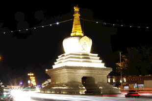 夜晚中的庄严佛塔