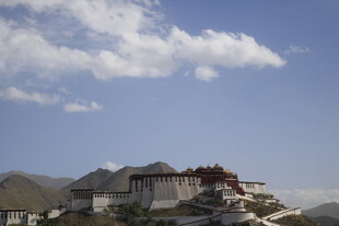 藏式建筑立于蓝天白云下