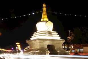 夜晚璀璨的佛塔景观