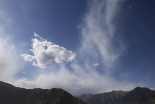 蓝天山峦间的梦幻云朵
