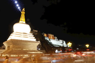 夜晚璀璨的佛塔景观