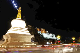 夜晚中的白塔景观