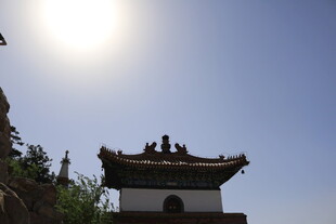 阳光下的中式古建筑