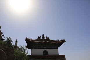 阳光下的中式古建筑