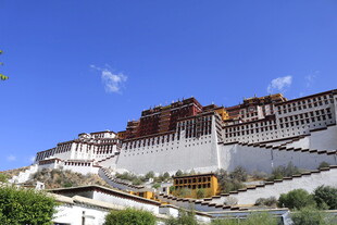 壮丽布达拉宫 蓝天白云下