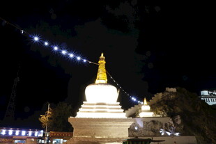 夜晚中的璀璨佛塔