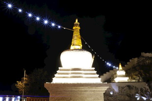 夜晚璀璨的白塔景观