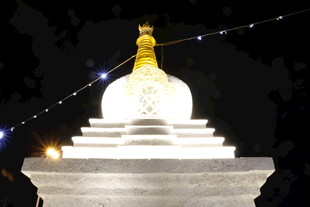 夜晚中的白色佛塔景观