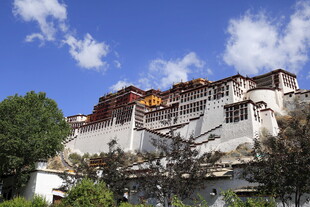 雄伟布达拉宫蓝天白云下