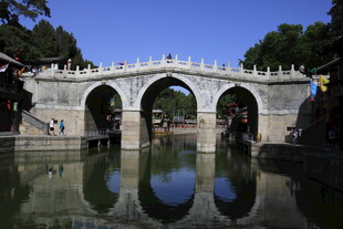 古桥横跨绿水映蓝天