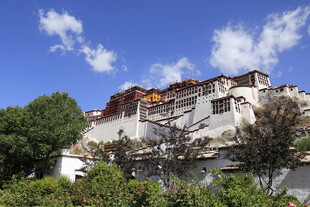 布达拉宫 蓝天白云下的壮丽建筑