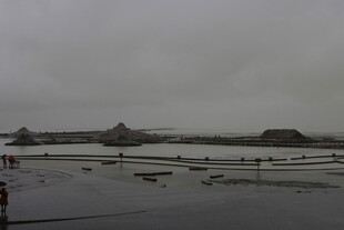 阴天的开阔广场景象