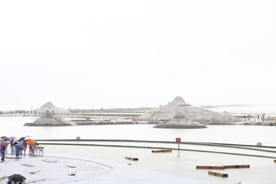 机场雪景中飞机与人群