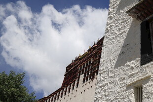 藏式建筑与蓝天白云