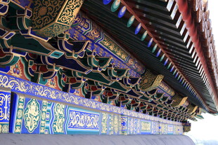 中式古建筑彩绘屋檐细节