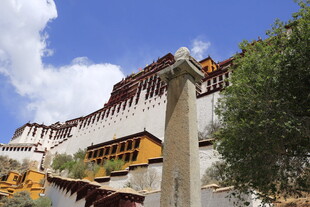 雄伟布达拉宫蓝天白云下