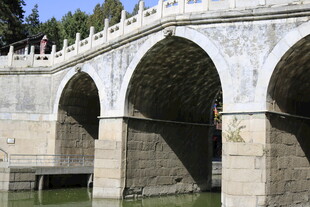 古老石桥横跨绿水之上