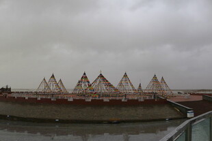 河畔独特尖顶建筑景观