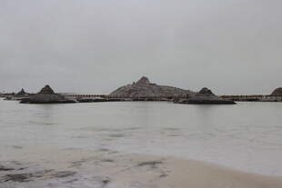 海边沙滩上的奇特石堆景观