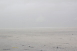 雾霭笼罩的空旷沙滩