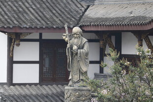 古宅前的历史人物雕像