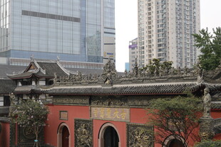 古建与现代高楼相映成趣