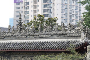 中式古建屋顶与现代高楼