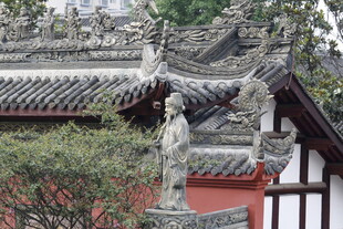 中式古建筑旁的精美雕像