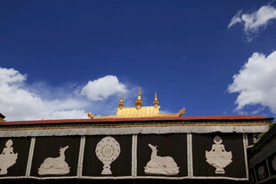 藏式建筑屋顶与蓝天白云