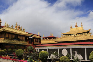 藏式金顶寺庙建筑景观