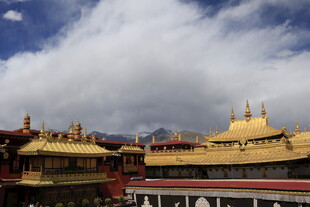 藏式金顶寺庙建筑景观