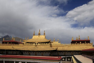 拉萨宏伟金顶寺庙建筑