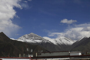 雪山下的壮丽风景