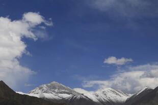 蓝天白云下的雪山美景