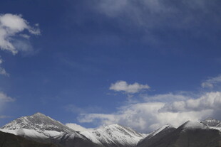 蓝天白云下的壮丽雪山