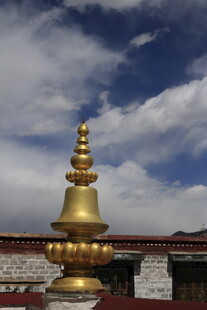 藏式金塔 蓝天白云下的庄严