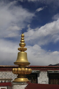 藏式金佛塔 蓝天白云相伴