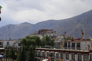 拉萨城市与远山风景