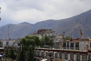 拉萨城市与远山风景