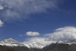 蓝天白云下的壮丽雪山