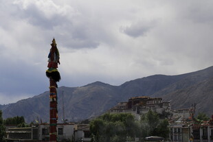 藏区经幡与远山景观